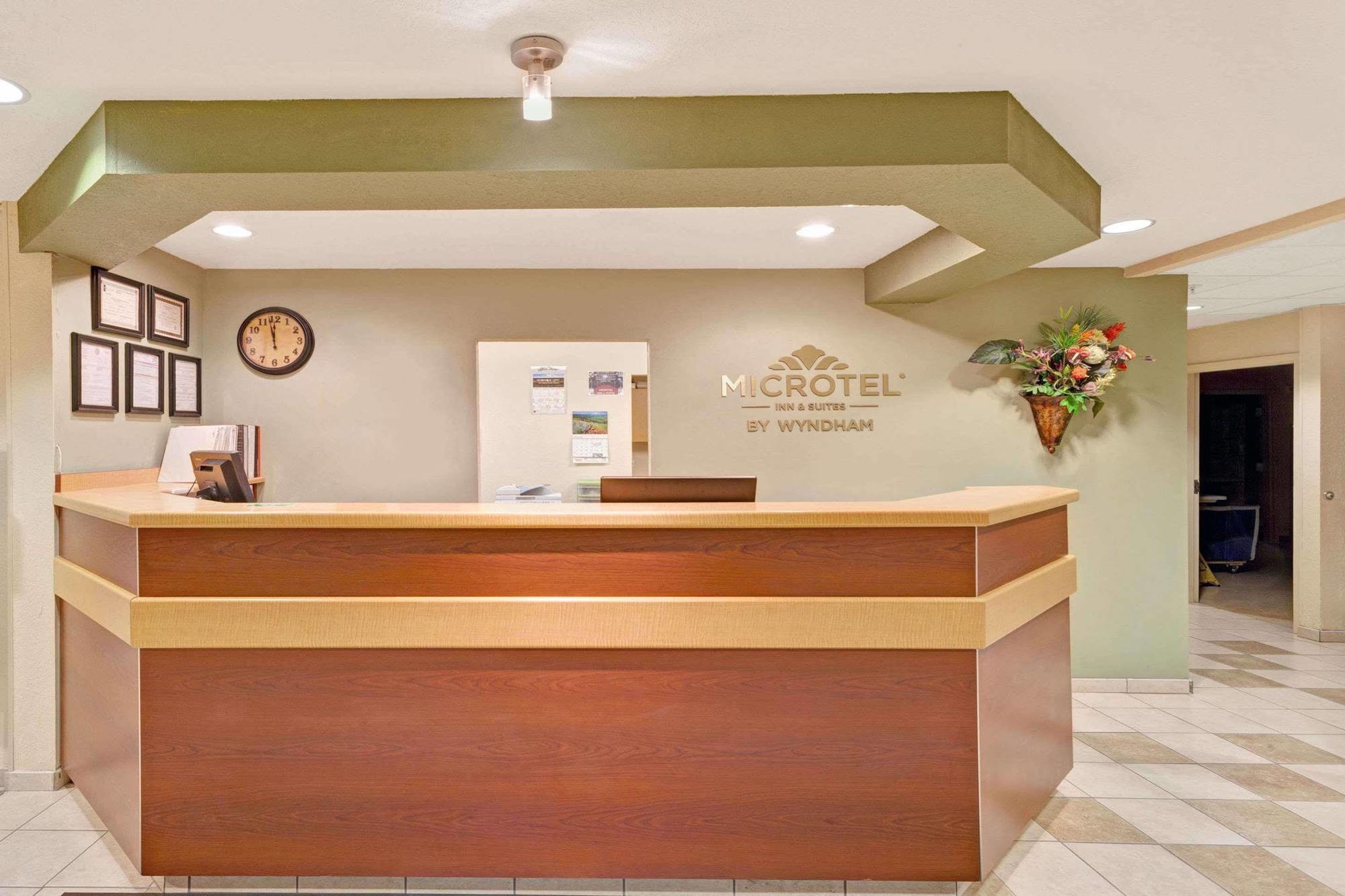 Microtel Inn & Suites By Wyndham Jasper Bagian luar foto